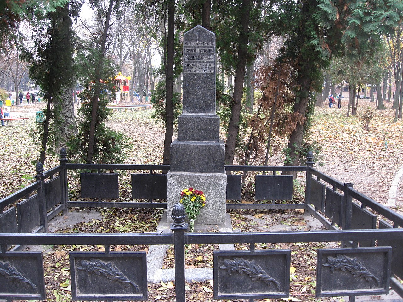 1280px-Пам'ятник_Васильківському_Сергію_Івановичу_(м._Харків)