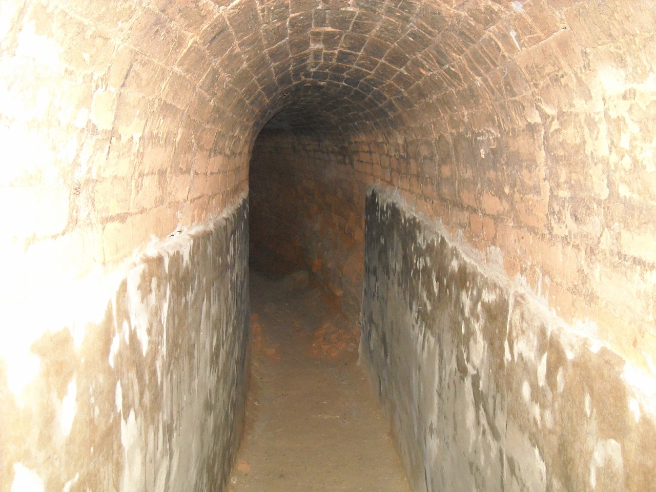 Ukr_Kh_Krasnokutsk_Monastery_Cave_2010